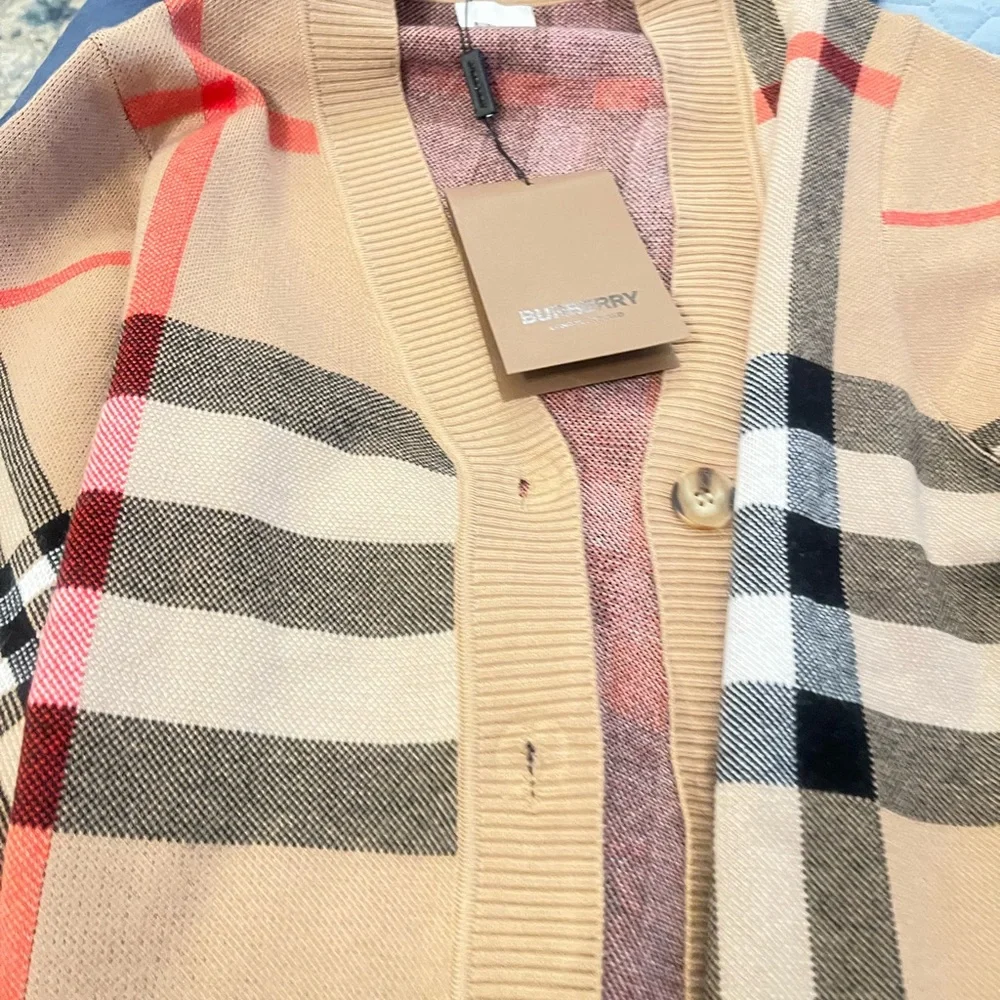 New authentic Burberry Beige Check Knit Cardigan with Subtle Black Detail. 🇮🇹 - Picture 6 of 8
